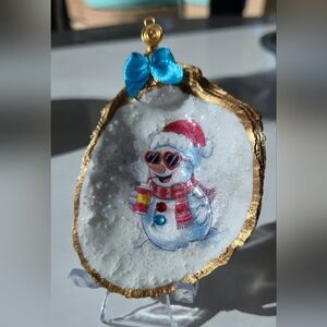 ❄️ Handmade Snowman Oyster Ornament – Resin Coated, Gold Edged ❄️